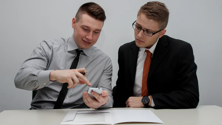 변호사가 의뢰인과 상담하는 모습