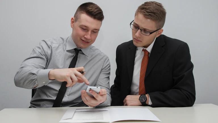 변호사와 상담하는 의뢰인