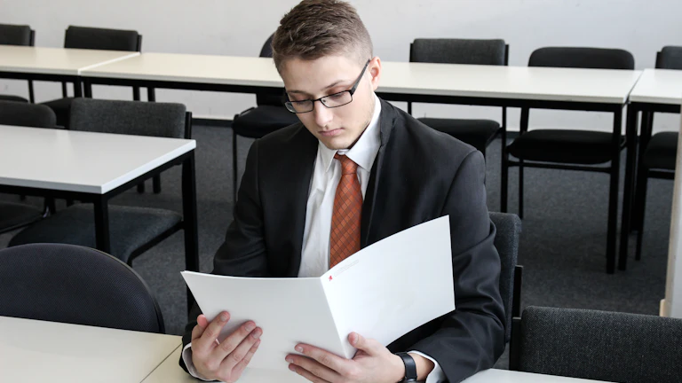 변호사와 상담하는 의뢰인