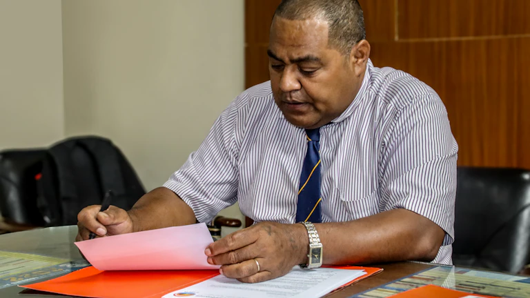 변호사가 서류를 설명하는 모습