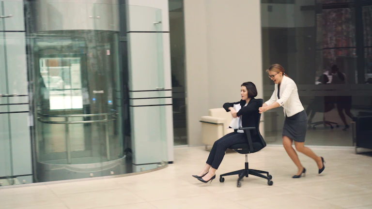 변호사와 상담 중인 의뢰인