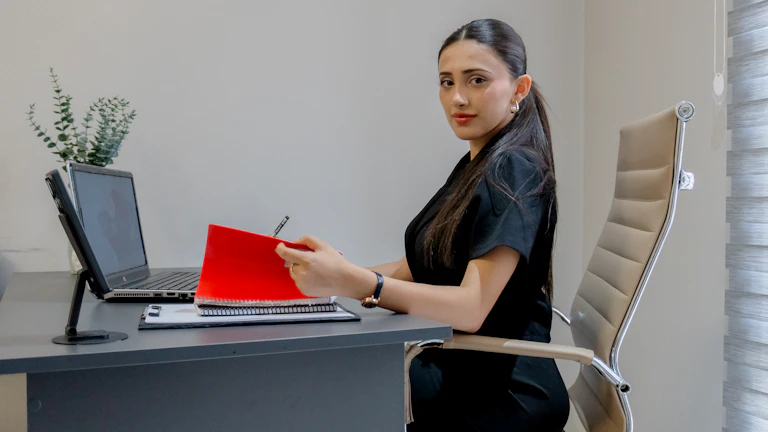 변호사가 책상에 앉아 서류를 검토하는 모습