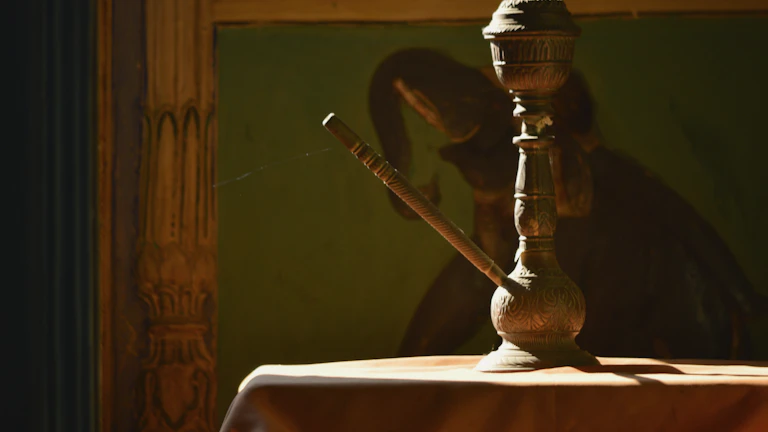 서류를 검토하며 전략을 세우는 변호사