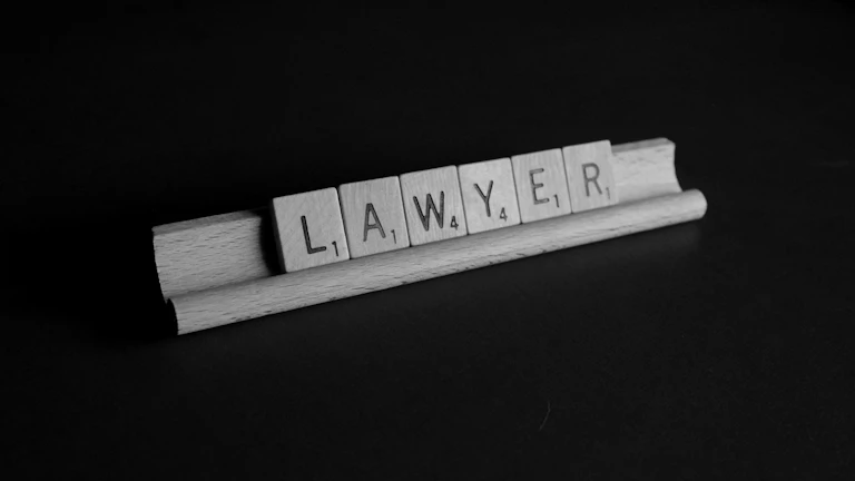 변호사와 의뢰인이 법률 상담을 하는 모습