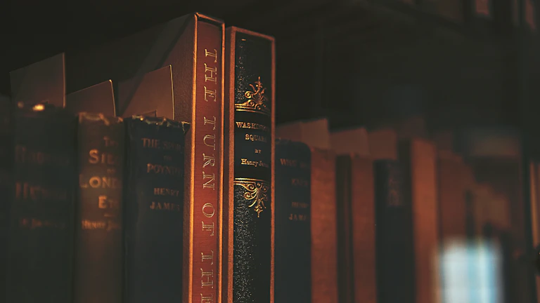 법률 서적과 판사봉