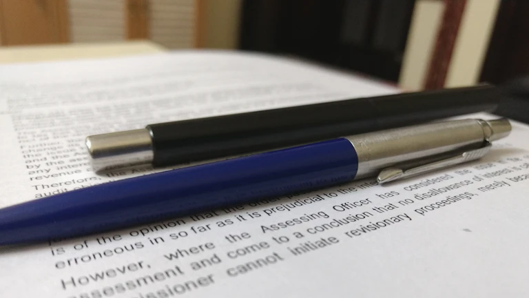 책상 위에 놓인 법률 서류와 펜