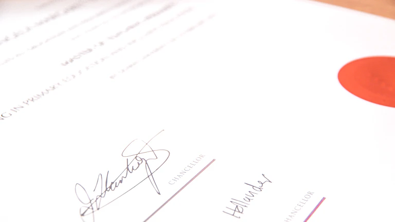 계약서에 서명하는 법률 전문가