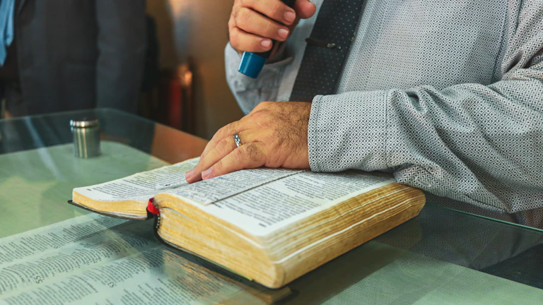 떨리는 손으로 법률 문서에 서명하는 모습