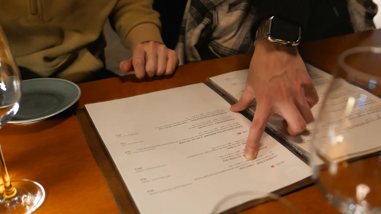 법률 서류에 서명하는 모습