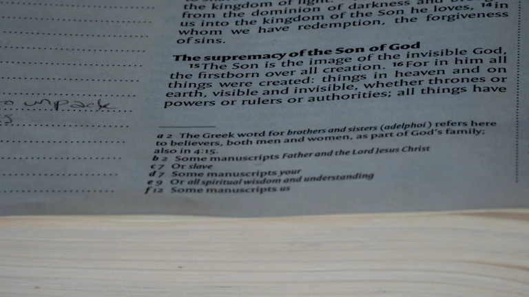 재건축 현금청산 보상금 증액 가이드 2 계산기와 정밀하게 검토 중인 법률 서류들