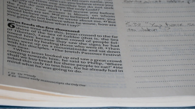 임차인 상가 권리금 회수 위한 법적 절차 안내 (2026년) 2 법률 서류와 법봉이 놓인 변호사 사무실