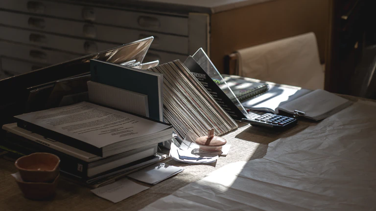 책상 위에 놓인 법률 서류와 펜