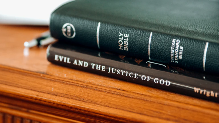 법률 문서와 저울이 놓인 이미지