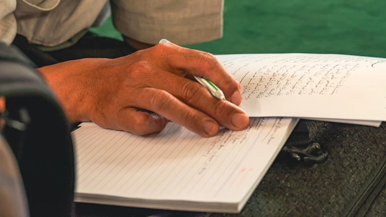 법률 문서와 계약서, 서명이 있는 모습