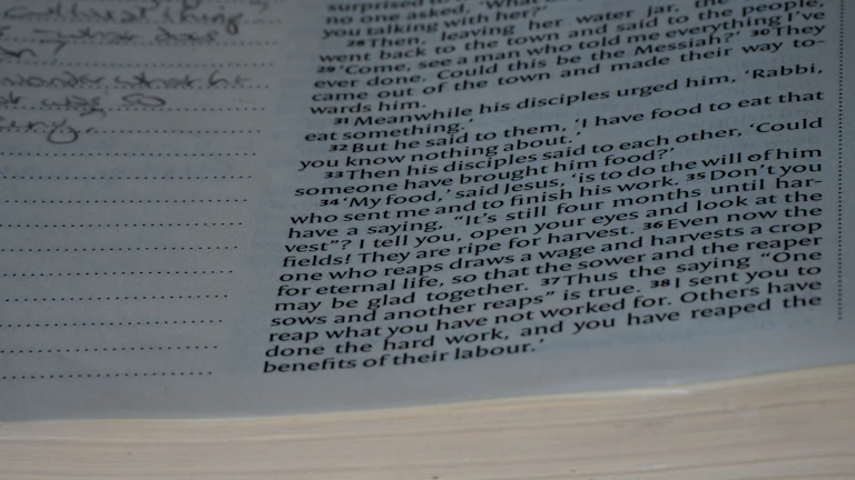 책상 위에 놓인 법률 서류들