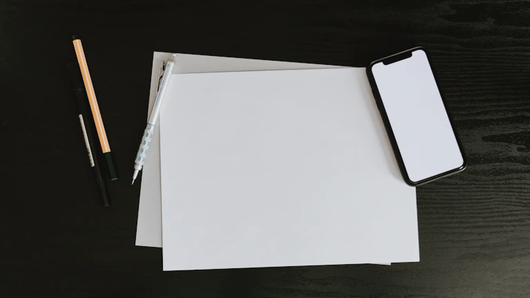 책상 위에 놓인 법률 서류와 펜