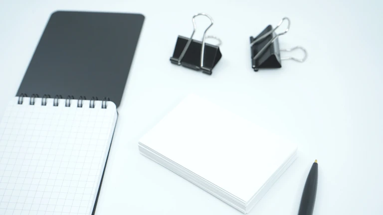 책상 위의 법률 서류와 돋보기