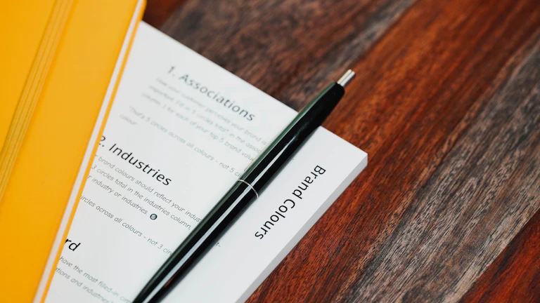 책상 위에 놓인 법률 서류와 펜