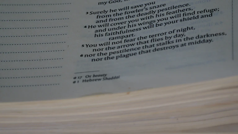 책상 위의 법률 서류와 판사봉