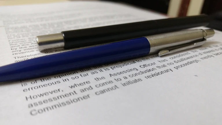 법률 서류와 펜, 법인 회생 신청 준비