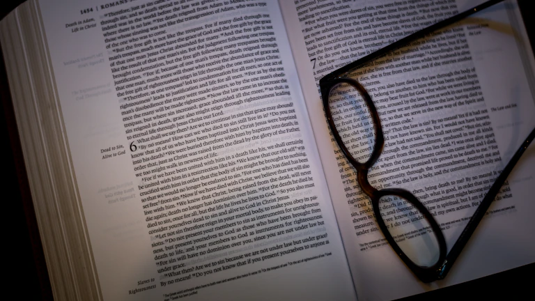 법률 서류와 펜 그리고 안경