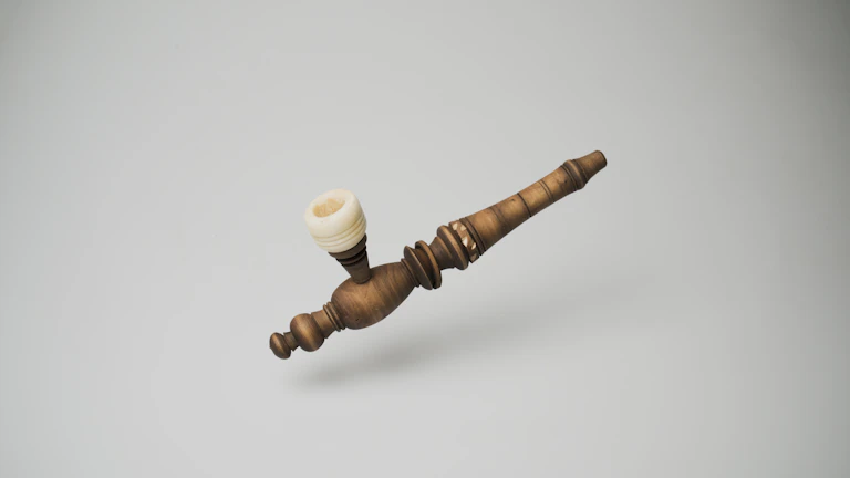 부동산 계약서 위에 놓인 법봉