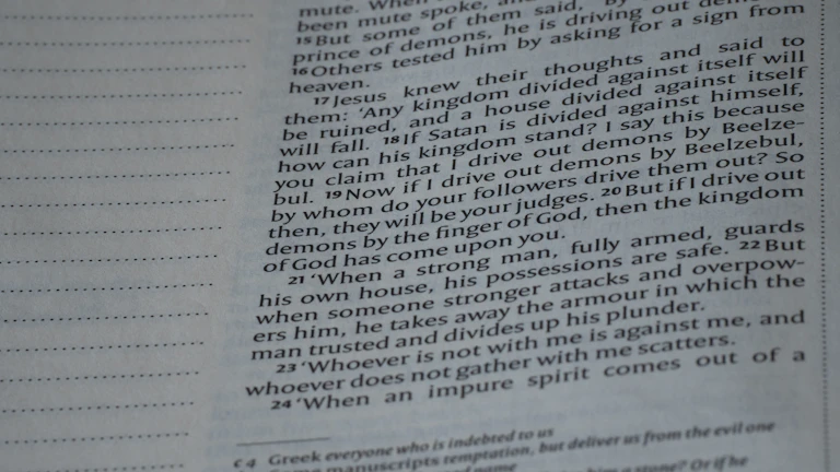 돋보기와 법률 서류