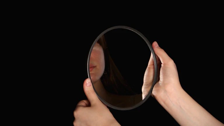 재무 서류 위 돋보기