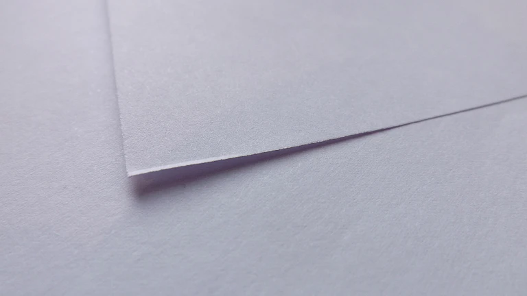 서류 위에 놓인 돋보기