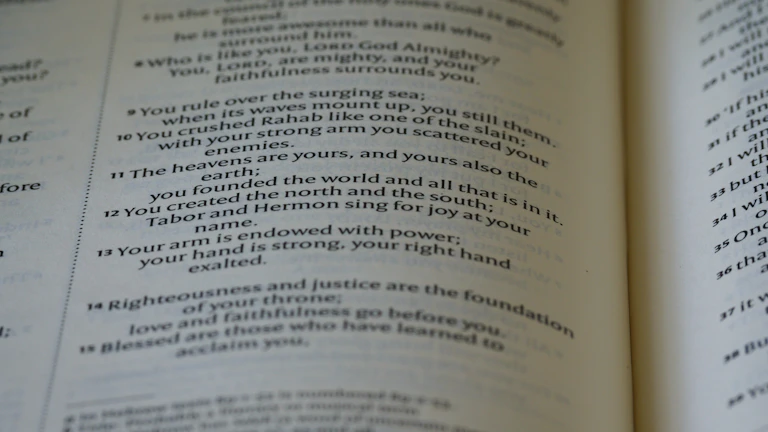 노동부 신고 전 핵심 증거 확보 가이드 2 법률 서류를 돋보기로 살펴보는 모습