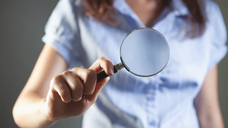 법률 문서 위 돋보기