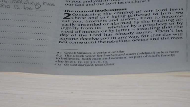 법률 서류 위에 놓인 돋보기