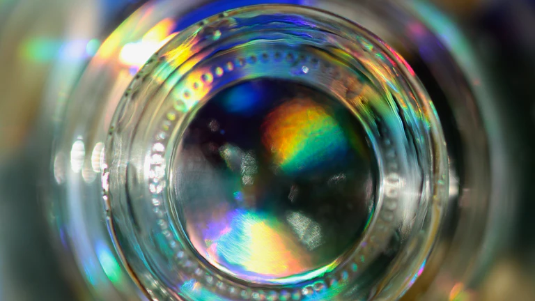 숨긴 증여 재산까지 되찾는 실전 전략 (2026년) 2 재무 서류 위에 놓인 돋보기