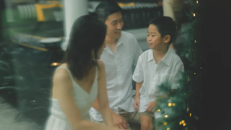 부모와 아이가 진지하게 대화하는 모습