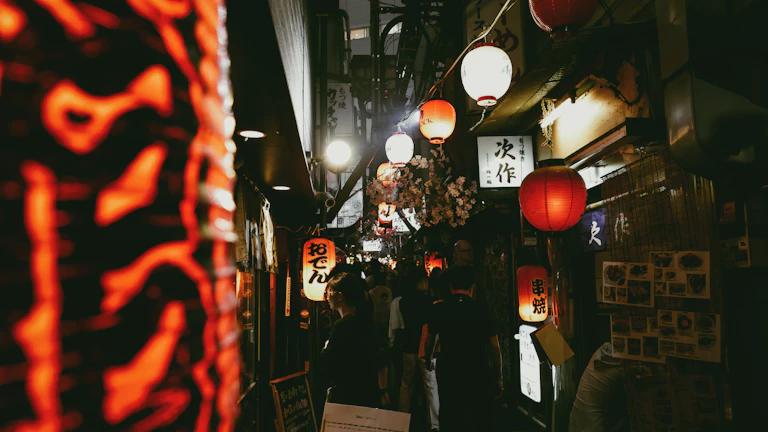 도박 빚 회생 가능 여부와 채무 탕감 전략 (2026년) 2 펜으로 재정 서류에 서명하는 사람