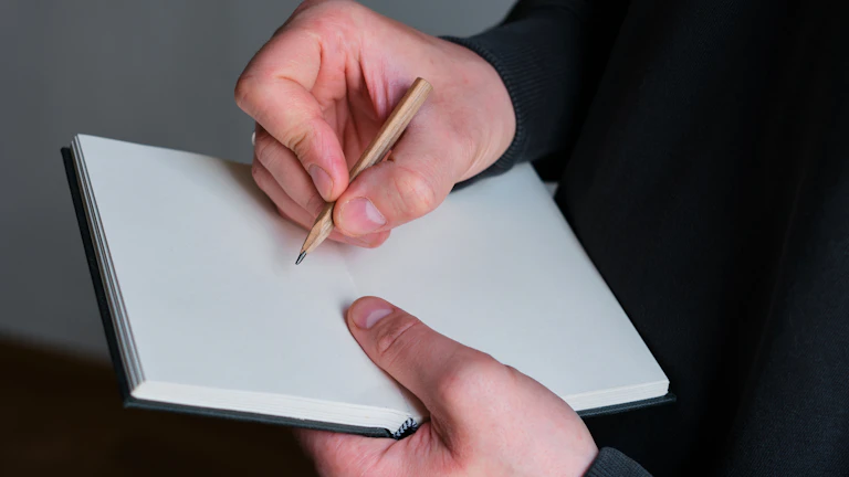 법률 서류에 서명하는 사람