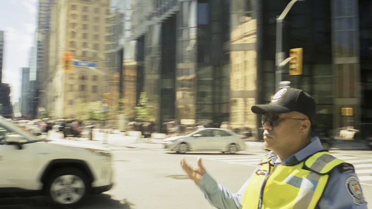 경찰관이 운전자에게 음주 측정기를 사용하고 있는 모습