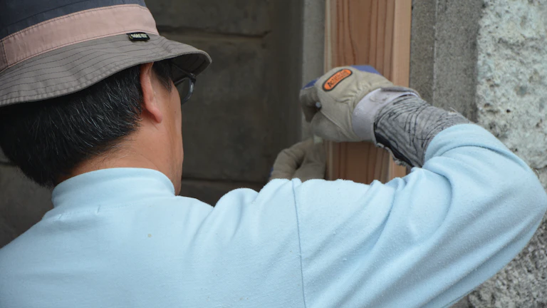 열화상 카메라로 건물의 하자를 진단하는 전문가