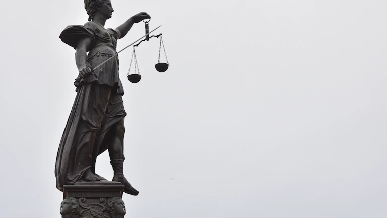 정의의 여신상과 법전