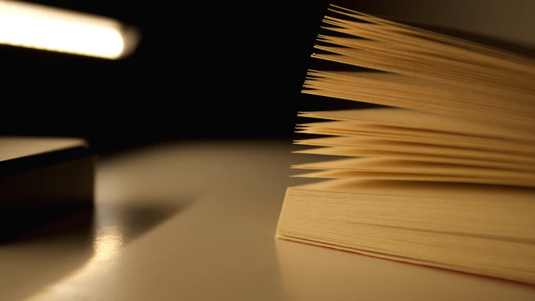 저울과 법률 서적이 놓인 책상