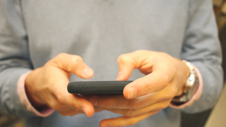 스마트폰 화면에 뜬 메시지 알림