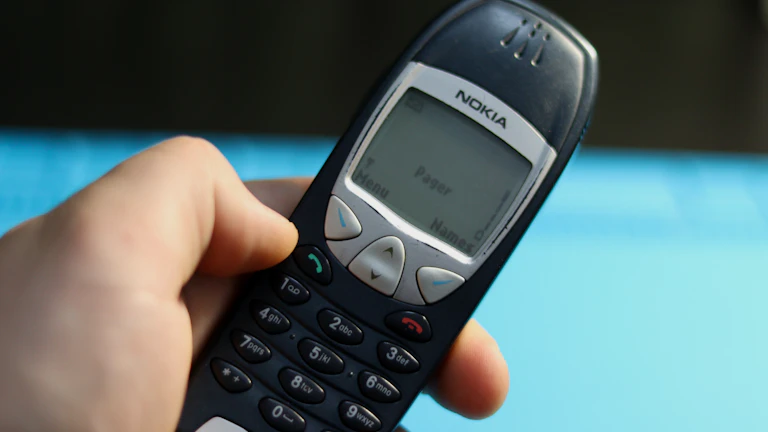 2026년 최신 판례 기반, 합법적 증거 확보로 위자료 승소율 높이기 2 스마트폰 화면에 떠 있는 문자 메시지