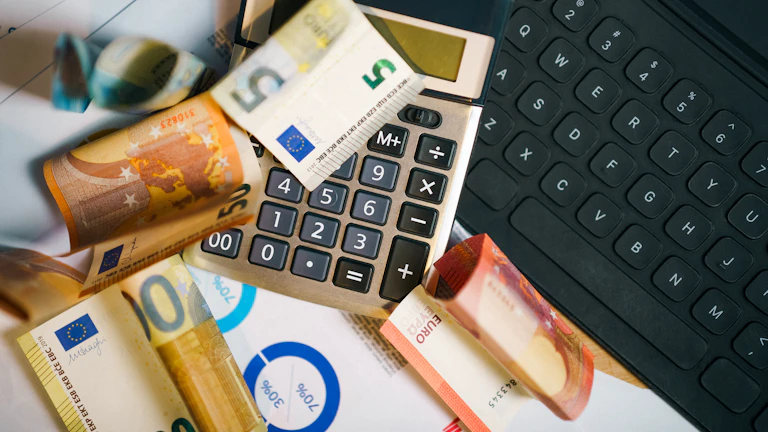 명의신탁 약정 무효 시 실명전환 절차와 증여세 절감 전략 (2026년) 2 세금 계산기 앞에서 돈을 절약하는 이미지