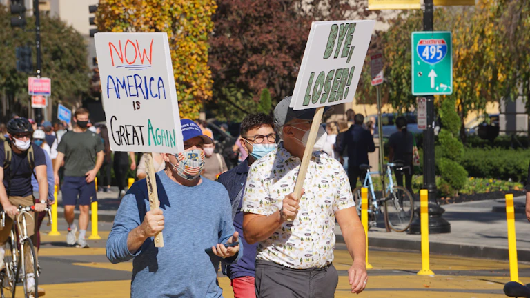 팻말을 들고 시위하는 노동자들의 모습