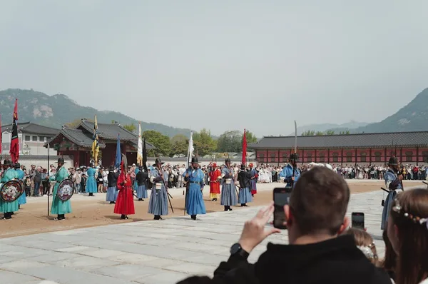 외국인 건강보험가입 조건과 신청절차 총정리 3 외국인 건강보험가입과 병원 진료를 준비하는 모습